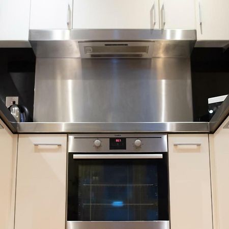 London Luxury 1 Bedroom Apartment Minutes Walk From Canary Wharf Dış mekan fotoğraf